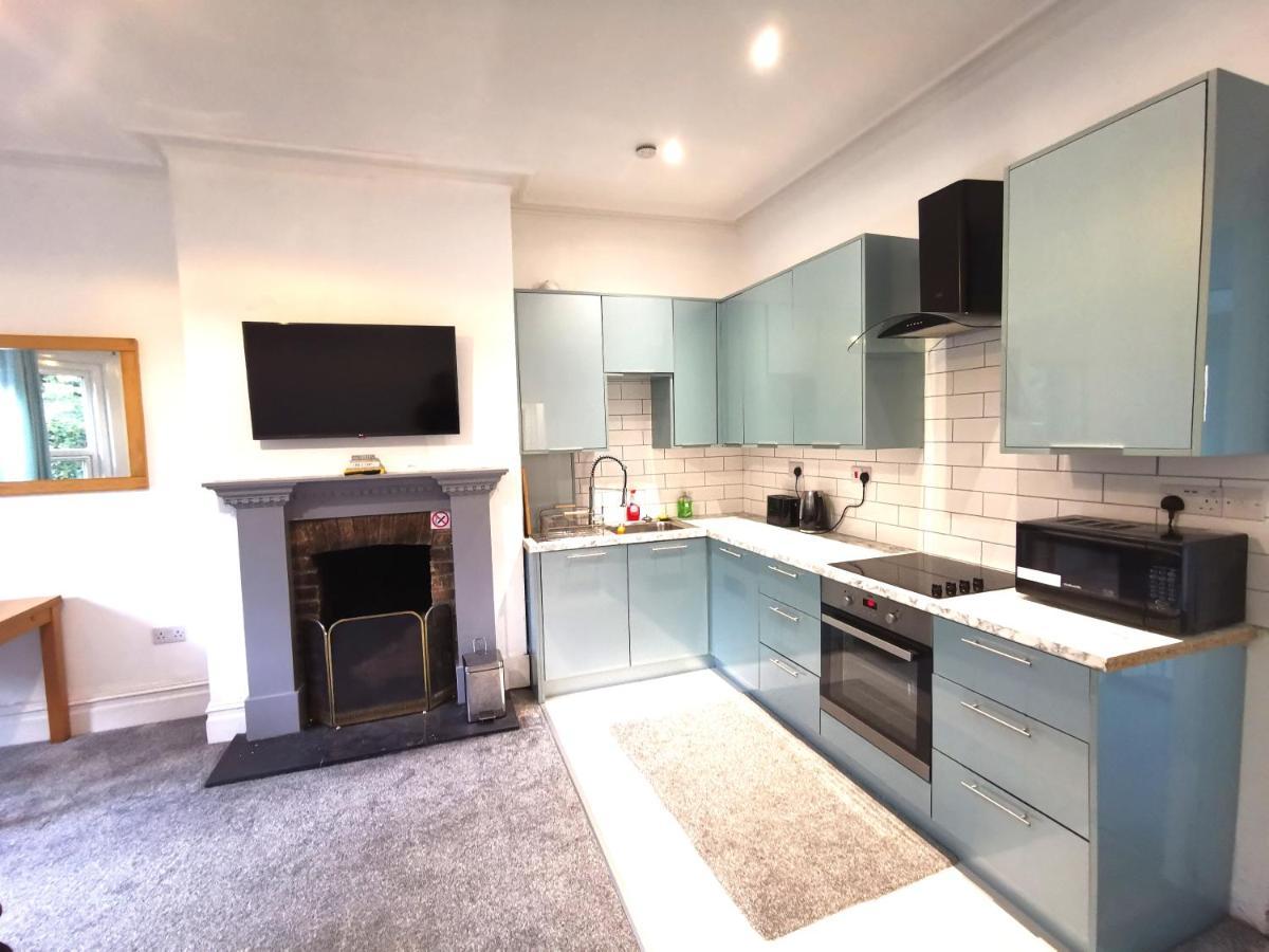 Flat-B, 4 Adults, 20 Mins To Beach, Netflix, Wifi, Sleeps 4 Adults Bournemouth Exterior foto